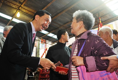 馬英九、朱立倫前往清水祖師廟上香(圖)