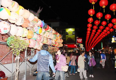 2014高雄燈會旗山首點燈陳菊啟燈點(圖)