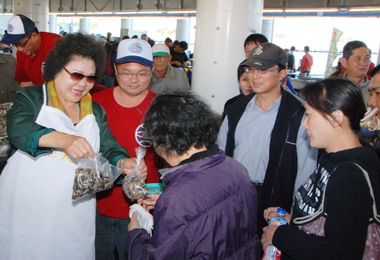 高雄興達漁港「漁夫市集」試營運特賣(圖)