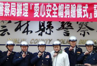 議員捐安全帽警局呼籲安全帽須正確戴(圖)