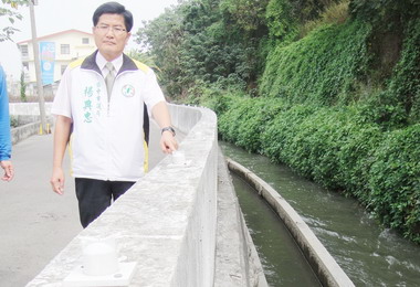 楊典忠：速修復五福圳自行車道反光導標(圖)