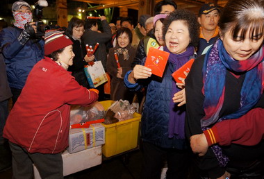陳菊巡視前鎮魚市場關心春節魚貨供銷情形(圖)