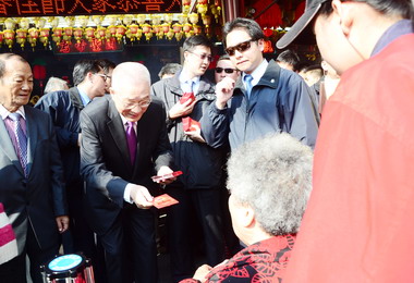 副總統吳敦義返鄉發福袋(圖)