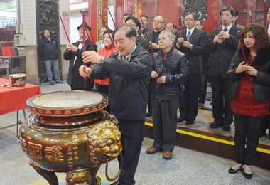 基隆市長張通榮率市府主管祈求市運昌隆(圖)