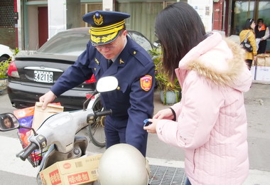 梧棲警民冬季送暖獻愛心(圖)