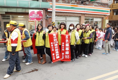 東勢警方志工參加踩街進行治安宣導(圖)