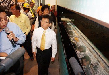 楊秋興查看臺鐵高雄鐵路地下化工程(圖)