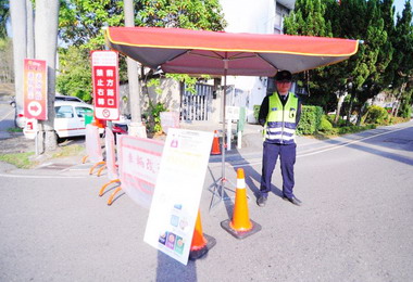 燈會執勤警員獲贈遮陽傘免於風吹日曬(圖)