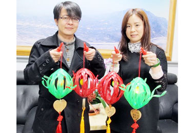 集集上演情人當眾表演擁抱接吻(圖)