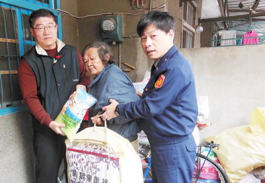 后里分駐所關心老人(圖)