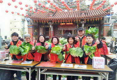 廟方義賣蔬菜所得捐基金會助養長輩(圖)