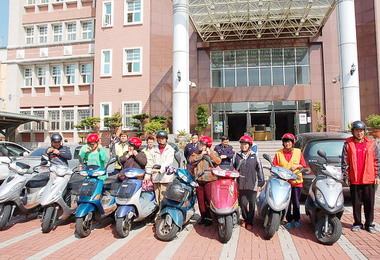 斗南分局宣導騎機車正確配戴安全帽(圖)