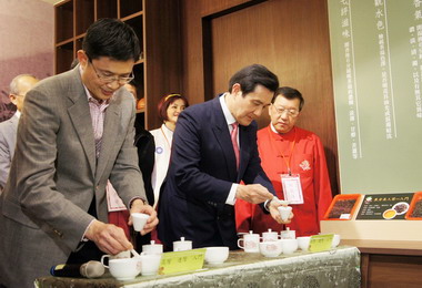 馬英九訪視竹縣東方美人茶及柿餅產業(圖)