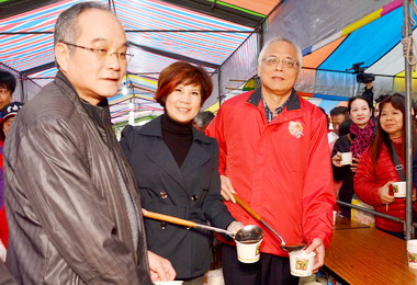 紫南宮十萬台斤吃丁酒民眾一掃而空(圖)