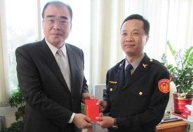 男子到彩券行行搶十秒即被逮(圖)