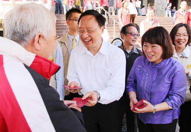 江宜樺至嘉邑城隍廟參拜發紅包(圖)