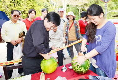浙江刻瓜師展現雕工令人嘖嘖稱奇(圖)