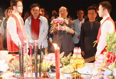 胡志強祈求中台灣元宵燈會順利圓滿(圖)