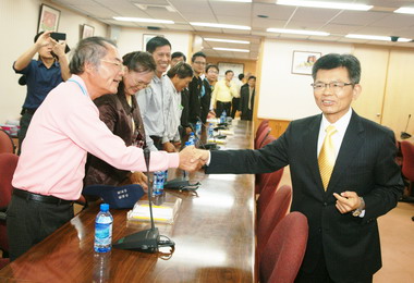 楊秋興協調解決軍港二港口工程漁業權爭議(圖)