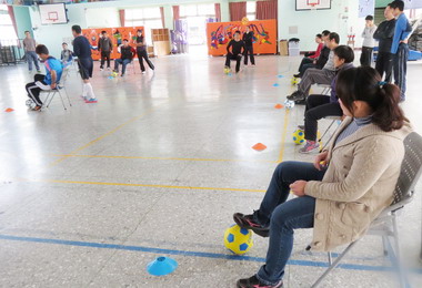 教師代表齊聚一堂學習足球趣味玩法(圖)