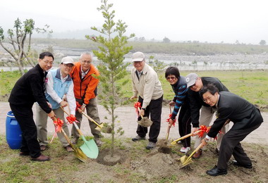 水里溪畔辦植樹活動民眾爭相領樹(圖)