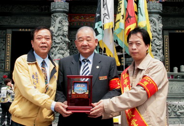 台北松山奉天宮信徒至集集武昌宮參香(圖)