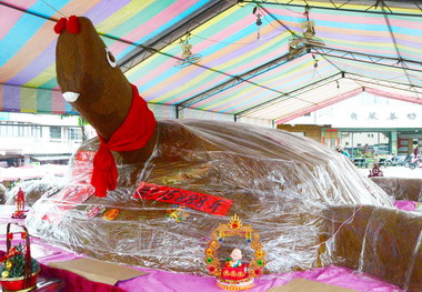 鹿谷開山廟15888台斤米神龜揭綵(圖)