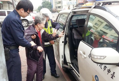 八旬老嫗找親戚迷失遇警關懷照護(圖)