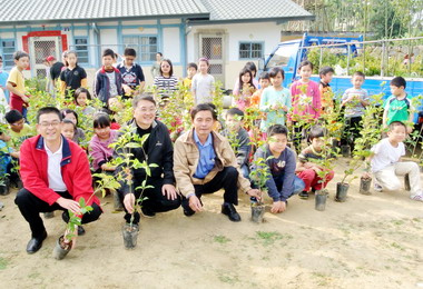 初鄉社區植樹綠美化初鄉國小師生同參與(圖)