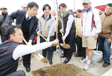 南市辦山海圳綠道植樹淨堤活動(圖)