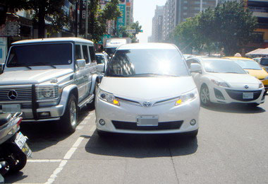 中市第四分局強力執法遏制惡性併排停車(圖)
