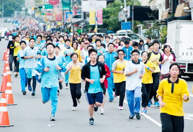 嘉市雙潭馬拉松清晨開跑(圖)