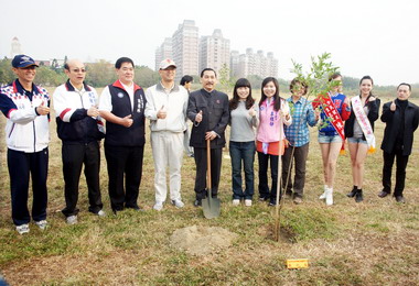 行政院南部中心辦植樹健行贈苗木活動(圖)