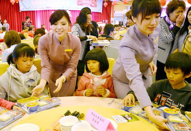 弱勢團體初嚐飛機餐滋味(圖)