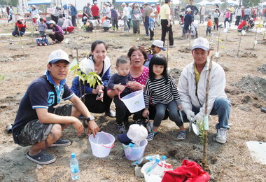 中油植樹活動祖孫三代「傳承」新希望(圖)
