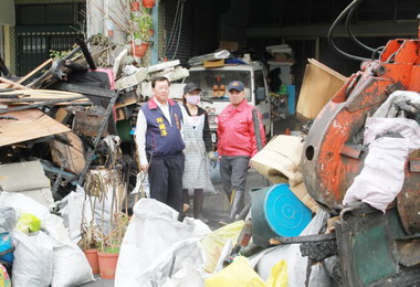 邱鏡淳探視火災受災戶協助重建家園(圖)