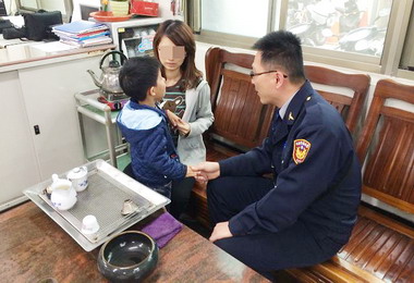 粗心媽媽攜童購物走失卻渾然不知(圖)