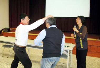 民防團教授簡易防身術及防詐技巧(圖)