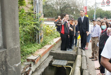 許明財勘查基層道路側溝促提高安全保障(圖)