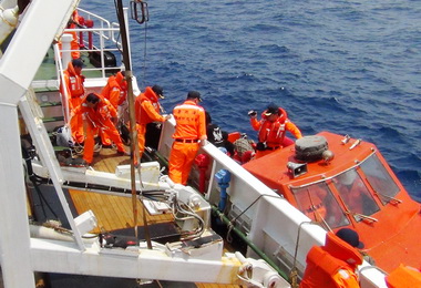 漁船觸礁擱淺海巡艦艇成功救起5名船員(圖)