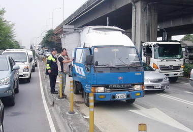 貨車冒煙拋描巡警路過及時協助(圖)
