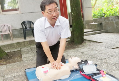 陳錦倫動用捐款基金設置急救設備(圖)