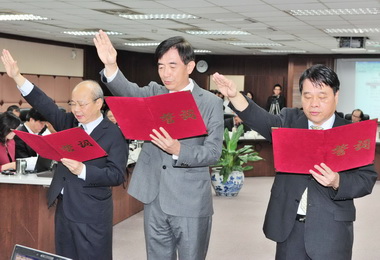 高市副市長、秘書長、財政局長交接(圖)