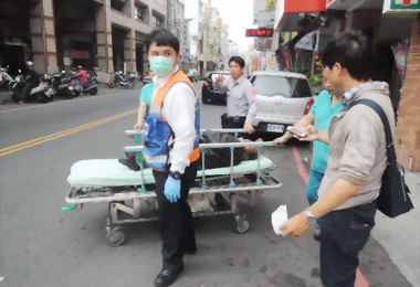 老遊民腿傷路倒警方急送醫(圖)