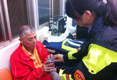 員警巡邏發現迷失老翁主動護送返家(圖)