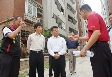 楊秋興查看社區籲國防部以同理心照顧眷戶(圖)