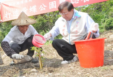 竹縣為護岸養蝶邱鏡淳帶頭植樹(圖)