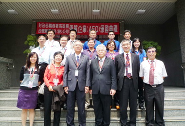 高雄關務長赴東方海外公司頒發AEO證書(圖)