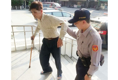 老翁負氣離家幸遇員警得以返家(圖)
