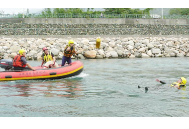 水里消防分隊水上救生演練熟練救生技能(圖)